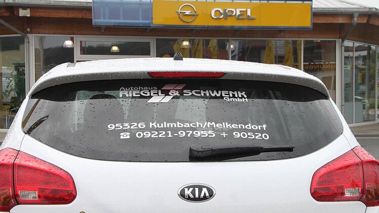 Künftig unter einem Dach in der Albert-Ruckdeschel-Straße in Kulmbach: die Auto-Marken Kia und Opel. Foto: Jürgen Gärtner