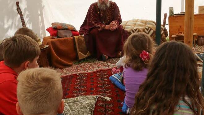 Orientalische Märchen werden den Kindern erzählt.Foto: Barbara Herbst