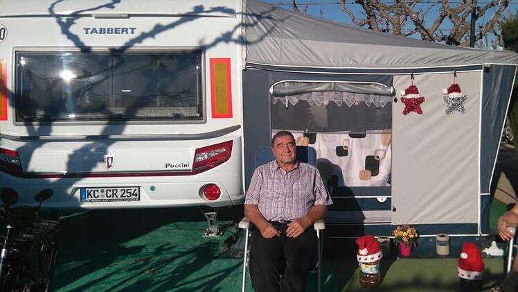 Clemens Raab vor seinem Wohnwagen mit Vorzelt auf dem spanischen Campingplatz. Das Bild entstand vor wenigen Tagen.  Foto: Christine Raab