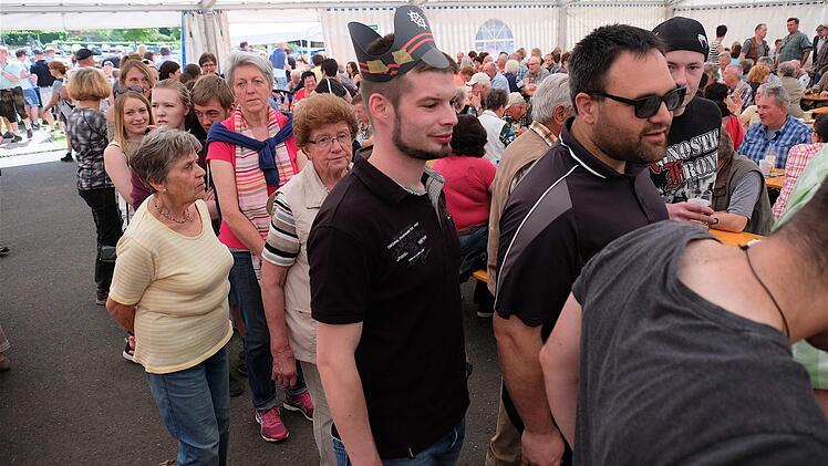 Lange Schlangen vor den Leckereien sind Tradition und werden ohne Murren ertragen. Foto: Gerd Schaar