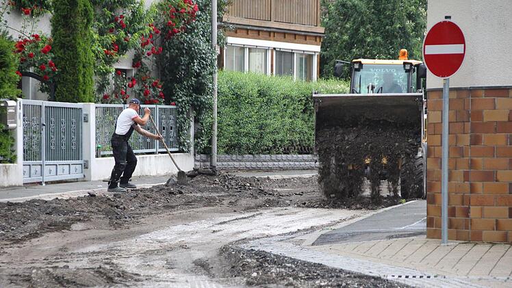 Die Brückenstraße in Gremsdorf ist bereits komplett abgefräst.  Foto: Christian Bauriedel