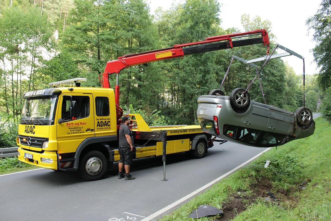 Spektakulärer Unfall bei Pottenstein: Pkw überschlägt sich und landet auf Dach