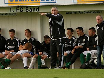 Da geht's lang:   Der Sander Trainer Uwe  Ernst (Mitte, stehend, rechts der ehemalige langjährige Spielleiter Erich Barfuß)  durfte mit der Marschrichtung seines Teams in der vergangenen  "englischen Woche" sehr zufrieden sein.  Auf der Bank sitzend von links Oliver Gonnert. Linus Krug, Marc  Fischer, Felix Schneider,  Kevin Steinmann, Fabian Röder, Danny Schlereth und Dominik Schmitt.