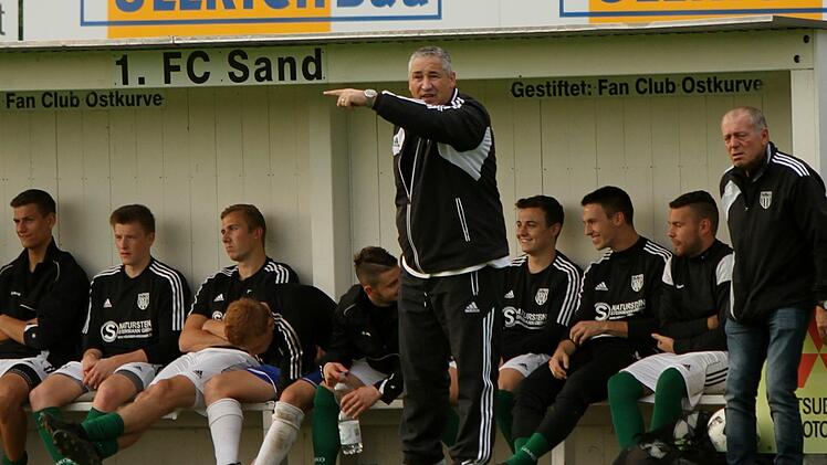 Da geht's lang:   Der Sander Trainer Uwe  Ernst (Mitte, stehend, rechts der ehemalige langjährige Spielleiter Erich Barfuß)  durfte mit der Marschrichtung seines Teams in der vergangenen  "englischen Woche" sehr zufrieden sein.  Auf der Bank sitzend von links Oliver Gonnert. Linus Krug, Marc  Fischer, Felix Schneider,  Kevin Steinmann, Fabian Röder, Danny Schlereth und Dominik Schmitt.