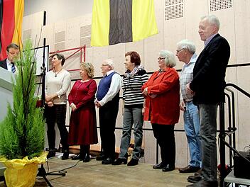 Birgit Heinlein, Gabi Schäfer, Hagen Dietzel, Rosemarie Gerschütz, Christine Hartmann, Anton Beck und Klaus Opelt (von links)  galt der Dank für ihr soziales Engagement.Richard Sänger