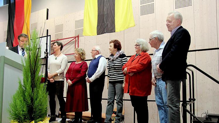 Birgit Heinlein, Gabi Schäfer, Hagen Dietzel, Rosemarie Gerschütz, Christine Hartmann, Anton Beck und Klaus Opelt (von links)  galt der Dank für ihr soziales Engagement.Richard Sänger