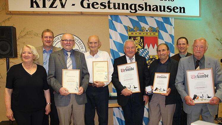 Ursula Weichert ernannte Werner Faber und Gottfried Dötschel zu Ehrenmitgliedern des Kleintierzuchtvereins Gestungshausen. Siegfried Hübner wurde für 57 Jahre Mitgliedschaft, von denen er bereits 25 Jahre den Posten des Ausstellungsleiters innehat, geehrt. Günther Friedrich und Heinz Bär wurden für 63 und 57 Jahre Mitgliedschaft ausgezeichnet. Bürgermeister Michael Keilich (hinten links) und der stellvertretende Landrat Rainer Mattern (hinten rechts) gratulierten den Jubilaren.