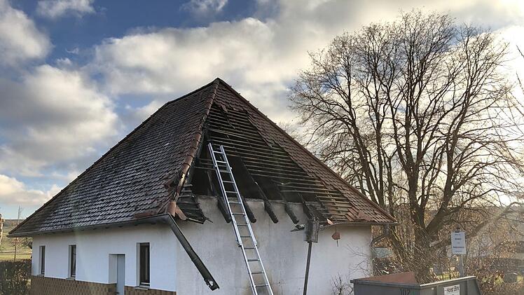 Im Kreis Bamberg stand am Dienstagnachmittag das Dach der Aussegnungshalle des Friedhofs in Kirchschletten in Flammen. Foto: News5/Merzbach