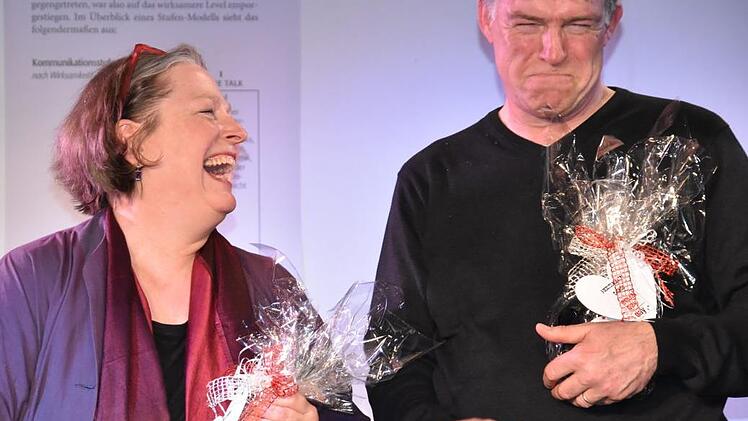 Als Dankeschön bekam Marsha Cox die Ein-Liter-Weinflasche, Rüdiger Baumann musste sich - symbolisch für die Lohnlücke - mit der 0,7-Lieter-Ausführung begnügen.Uschi Prawitz