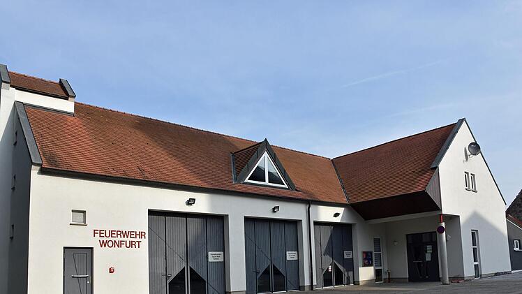 Die Gemeinde Wonfurt möchte auf verschiedenen Gebäuden (im Bild das Feuerwehrgerätehaus in Wonfurt) Photovoltaikanlagen errichten. Foto: Ulrike Langer