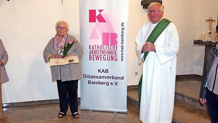 Die KAB Breitenloh ehrte ihr langjähriges Mitglied Ingeborg Höhne (Zweite von links) für 40 Jahre Mitgliedschaft. Das Bild zeigt die Jubilarin mit Ortsverbandssprecherin Gertrud Pöppl (links) sowie Diakon Georg Zenk (Zweiter von rechts) und KAB-Verbandsreferentin Manuela Mähringer. Foto: Heike Schülein