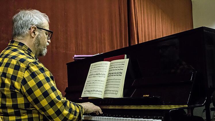 Chorproben in Corona-Zeiten: Abstand halten, regelmäßig lüften, 3G-Regel befolgen - und am Ende die Anweisungen des Chordirektors musikalisch umsetzen. am Klavier: Solorepetitor Claudio Rizzi.Foto: Jochen Berger