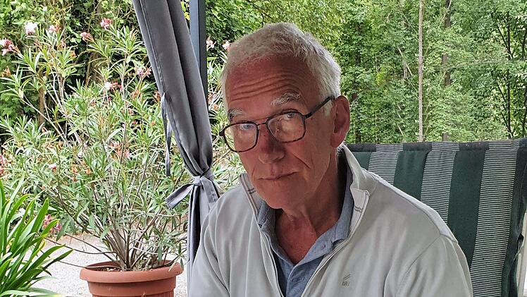 Der Münnerstädter Hartmut Hessel blättert gerne in seinem Fotoalbum mit Bildern und Artikeln von der Olympiade 1972, an die er heute noch viele Erinnerungen hat. Foto: Dieter Britz