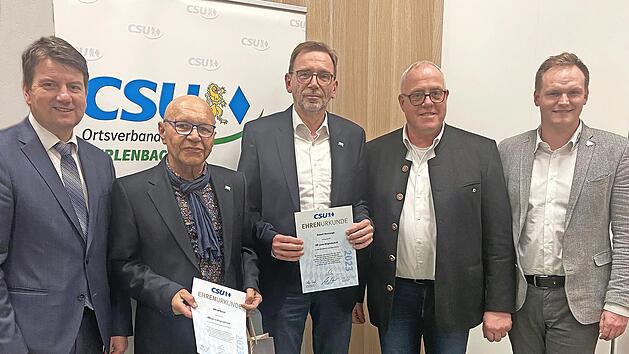 Ehrungen für langjährige Mitglieder: CSU-Kreisvorsitzender, Staatssekretär im Staatsministerium des Inneren MdL Sandro Kirchner (von links), Alfred Hansl, Robert Kennaugh, Vorsitzender Manfred Reuß und Bürgermeister Nico Rogge