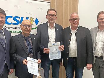 Ehrungen für langjährige Mitglieder: CSU-Kreisvorsitzender, Staatssekretär im Staatsministerium des Inneren MdL Sandro Kirchner (von links), Alfred Hansl, Robert Kennaugh, Vorsitzender Manfred Reuß und Bürgermeister Nico Rogge