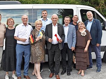 Bürgermeisterin Miroslava Pelc bedankte sich bei Landrat Wilhelm Schneider für die wertvolle Unterstützung. Mit im Bild Pavlo Osipov, stellvertretende Landrätin Birgit Bayer, Geschäftsleiter Marcus Fröhlich, Landrat Dariusz Pilsniak, stellvertrete...