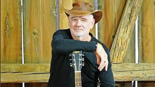 Eric Damster spielt Countrymusik.