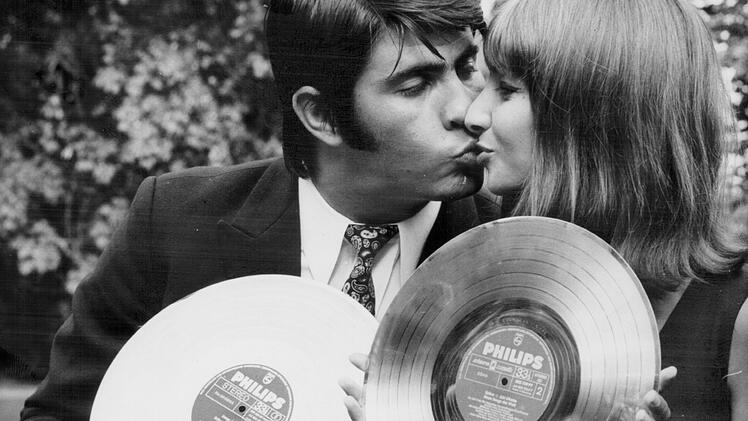 Allein in Deutschland verkauften Esther und Abi Ofarim - hier bei der Verleihung von zwei Goldenen Schallplatten - Millionen von Tontr&auml;gern.