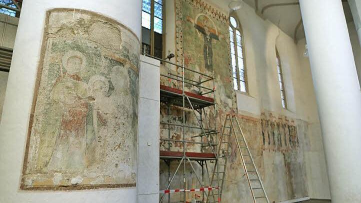 Die uralten Wand- und Säulenfresken werden auf Dauer gesichert.