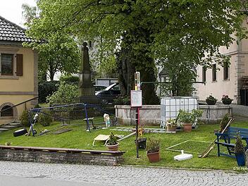 Fußballtore, Leitern, Bänke, Besen, Autoreifen, Pflanzkübel  - eben alles, was nicht niet- und nagelfest ist - wird an Pfingsten auf den Dorfplatz verschleppt. Das prangert Wieland Hollweg an.  Foto: Wieland Hollweg