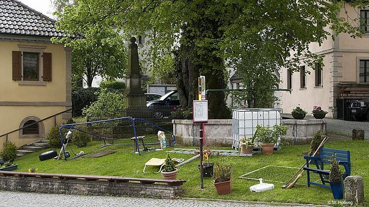Fußballtore, Leitern, Bänke, Besen, Autoreifen, Pflanzkübel  - eben alles, was nicht niet- und nagelfest ist - wird an Pfingsten auf den Dorfplatz verschleppt. Das prangert Wieland Hollweg an.  Foto: Wieland Hollweg