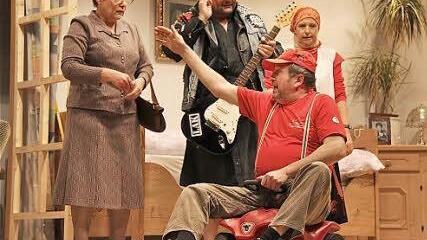 Opa Paul (Robert Röthlein) fährt Bobby-Car  auf dem Zimmer.