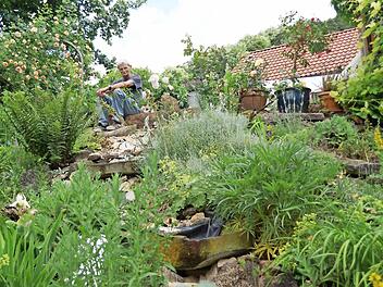 Bruno Vierheilig hockt an seinem selbst angelegten Bachlauf.Fotos: Arkadius Guzy
