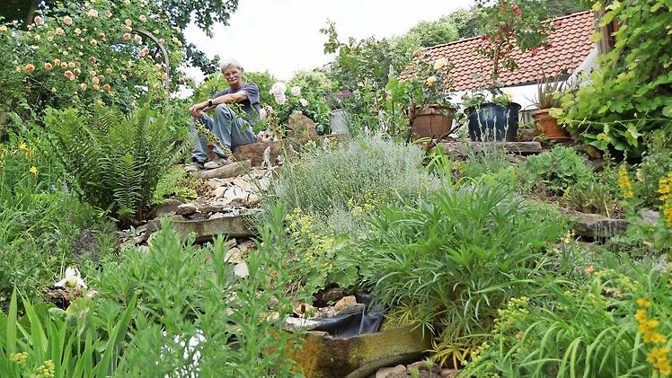 Bruno Vierheilig hockt an seinem selbst angelegten Bachlauf.Fotos: Arkadius Guzy