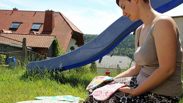 Denise Stürzenberger näht bunte Schlafsäckchen, in denen fehl- und totgeborene Kinder beigesetzt werden.  Foto: Benedikt Borst