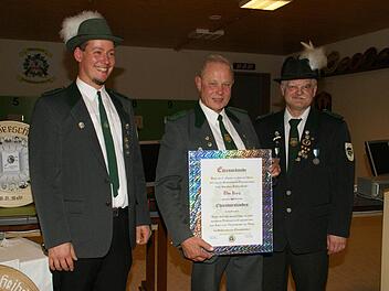 Schon bei der Gründung des Schützenvereins Oberschleichach im Jahre 1958 war Udo Karg dabei. Seitdem gehörte er zu den Stützen des Vereins, sowohl als aktiver Schütze, als auch als Funktionär in den unterschielichsten Funktionen bis hin zum Schützenmeister.Noch heute kümmert er sich um Schießanlage und Verinsheim. In Anerkennung seiner außerordentlichen Verdienste wurde er am Samstag zum Ehren-Schützenmeister ernannt. Die Urkunde überreichten Schützenmeister Norbert Mahr (rechts) und Sportle...