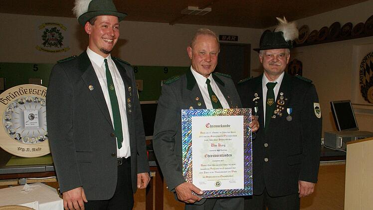Schon bei der Gründung des Schützenvereins Oberschleichach im Jahre 1958 war Udo Karg dabei. Seitdem gehörte er zu den Stützen des Vereins, sowohl als aktiver Schütze, als auch als Funktionär in den unterschielichsten Funktionen bis hin zum Schützenmeister.Noch heute kümmert er sich um Schießanlage und Verinsheim. In Anerkennung seiner außerordentlichen Verdienste wurde er am Samstag zum Ehren-Schützenmeister ernannt. Die Urkunde überreichten Schützenmeister Norbert Mahr (rechts) und Sportle...