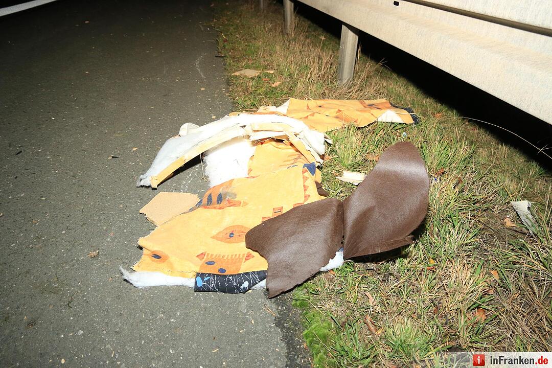 Sessel auf A73 sorgt für Unfall