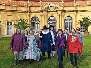 Erlanger Stadtf&uuml;hrer vor der Orangerie. Die Saison der ETM-Touren hat wieder begonnen. Foto: ETM/B&ouml;hner, Archiv