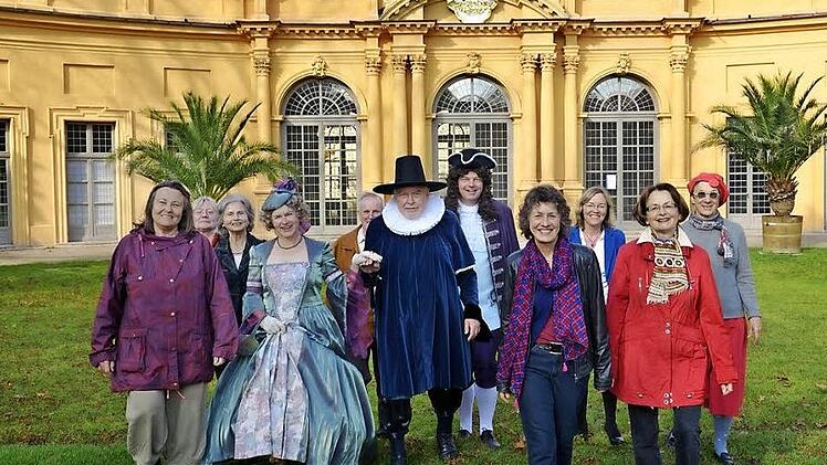 Erlanger Stadtf&uuml;hrer vor der Orangerie. Die Saison der ETM-Touren hat wieder begonnen. Foto: ETM/B&ouml;hner, Archiv