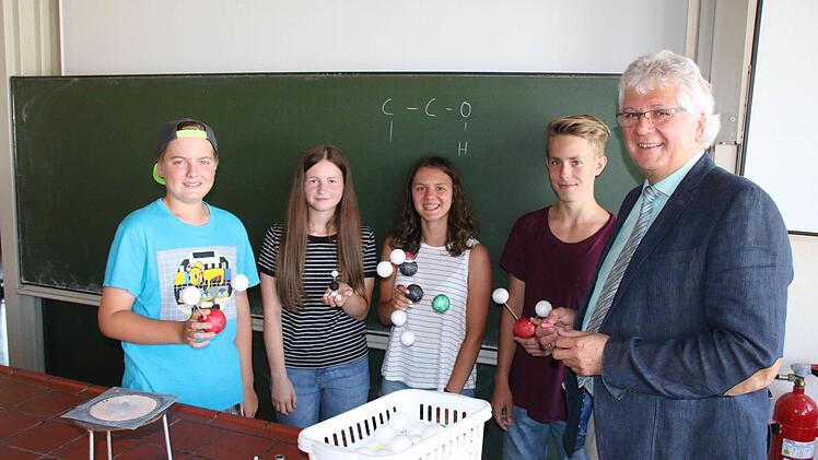 Daniel (von links) und Hannah sind im Regelzug, Nicole und Luca in der Mittelstufe-Plus-Klasse. Alle vier Schüler sind mit ihrer Wahl zufrieden, und auch Schulleiter Helmut Schreiner freut sich über die zusätzliche Wahlmöglichkeit an seiner Pilotschule. Foto: Ralf Ruppert