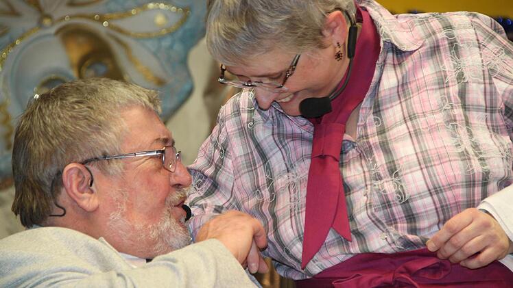 Gast Reiner Calmund (Jürgen Peter) schäkert mit der Bedienung (Inge Peter). Foto: Jürgen Gärtner
