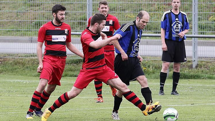 Christian Weiß vom FC Bischberg im Zweikampf mit Nicolai Fleischmann (l.)