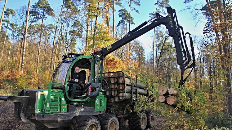 Daniel Ebert mit seinem Rückezug beim Einsatz im Wald oberhalb der Ortschaft Vorbach. Mit Leichtigkeit bugsiert er mit dem Kran Stämme, die er im Wald geholt und hier an einer Forststraße auf Polter zum Abtransport lagert.Helmut Will