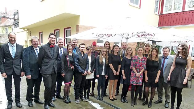 Die frischgebackenen Gesellinnen und Gesellen bei der Freisprechung zusammen mit den Ehrengästen Foto: Lothar Weidner