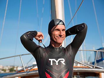 Schwimmer Ben Lecomte seinen Neoprenanzug. Lecomte will von Japan aus 9000 Kilometer weit bis nach Amerika schwimmen und damit auf die Bedrohung der Meere aufmerksam machen. Foto: Ben Lecomte Group A.K.K The Long/Ben Lecomte group A.K.K The Longest Swim/AP/dpa