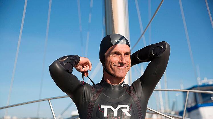 Schwimmer Ben Lecomte seinen Neoprenanzug. Lecomte will von Japan aus 9000 Kilometer weit bis nach Amerika schwimmen und damit auf die Bedrohung der Meere aufmerksam machen. Foto: Ben Lecomte Group A.K.K The Long/Ben Lecomte group A.K.K The Longest Swim/AP/dpa