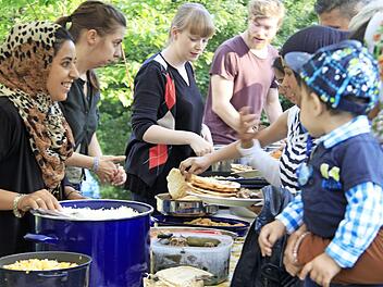 Begegnung beim Essen - diese Möglichkeit bietet das Asylfest.  Foto: Caritas