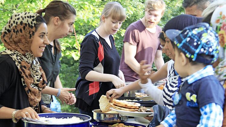 Begegnung beim Essen - diese Möglichkeit bietet das Asylfest.  Foto: Caritas