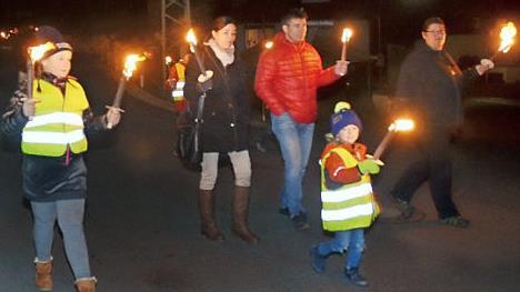 Mit Freude und Begeisterung nahmen über 130 Kinder an der Fackelwanderung von der Siedlung "Am Brand" bis zum Feuerwehrhaus teil.
