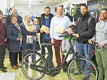 Birgit Kleinböhl, Andrea Römer und Sebastian Hose (von links) vom VWS-Vorstand sowie Heiko Kippes (rechts) übergaben die Hauptpreise des Advents-Gewinnspiels an Karolin und Leonardo Dantas, Alex Menschow, Christian Gartenmeister und Jürgen Rösler.  Foto: Winfried Ehling