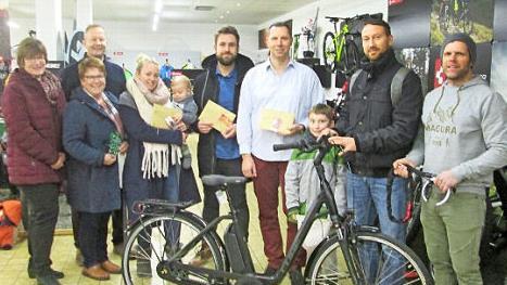 Birgit Kleinböhl, Andrea Römer und Sebastian Hose (von links) vom VWS-Vorstand sowie Heiko Kippes (rechts) übergaben die Hauptpreise des Advents-Gewinnspiels an Karolin und Leonardo Dantas, Alex Menschow, Christian Gartenmeister und Jürgen Rösler.  Foto: Winfried Ehling
