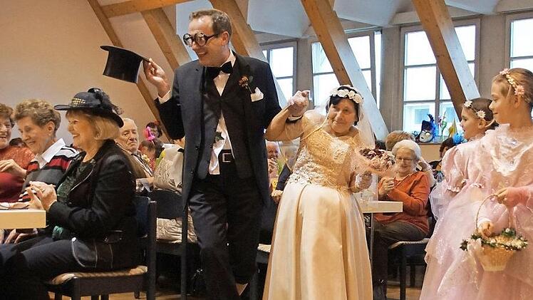 Über Jahre begeisterte Bürgermeister Michael Ziegler mit seiner "Mama" Andrea Neuß als "Die Mutter und ihr Bu" beim Eltmanner Seniorenfasching. Nun führte er seine Braut (Waltraud Hofmann) zum Altar und die Rolle nahm damit ihren Abschied.  Foto: Sabine Weinbeer