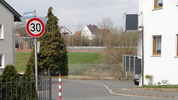Das 30er-Schild An der Ziegelhütte bekommt noch ein "Durchfahrt verboten" und "Anlieger frei".