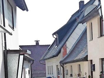 Bild der heutigen Schlossgasse: Man sieht noch die früher übliche niedrige Bauweise. Foto: Amon, Archv