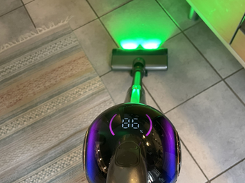 Jigoo V700 im Test: Smarter Akku-Staubsauger mit LED-Schmutzerkennung